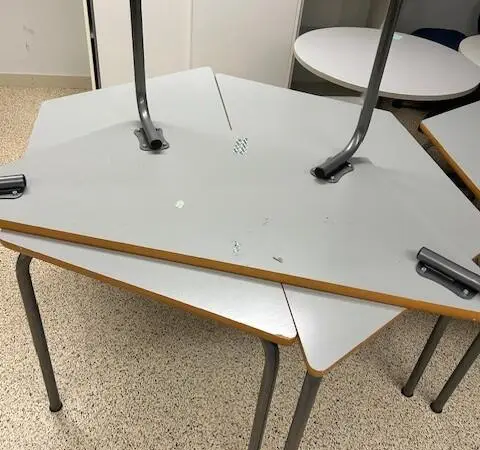 Salmiakki koulupöytä