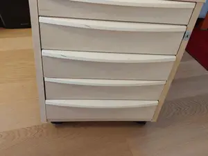 Myydään yhdellä kaupalla toimistopöydän alle sopivat laatikostot 4 kpl