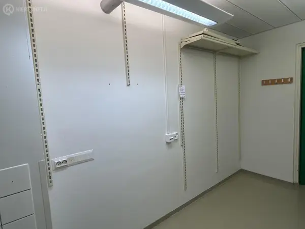 Hyllyt kiskoilla + 4kpl kiskoja (nro 64) tila DP 010