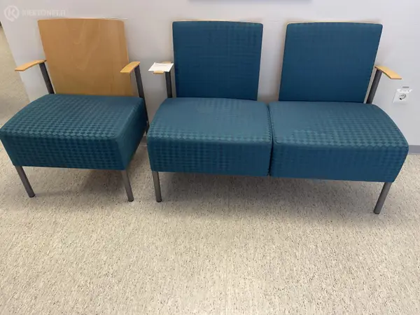 Odotustilan penkit 2 kpl (nro 378) tila D1 Leikkaussalit Heräämö