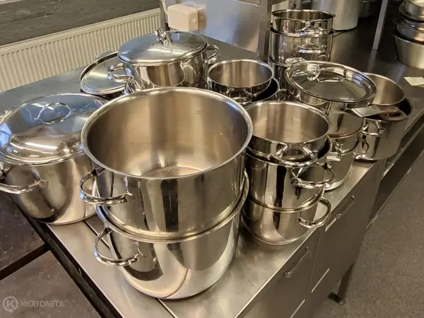Erä eri kokoisia teräskattiloita