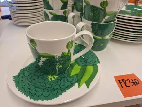 Iittala Marimekko Primavera tummanvihreät mukit ja kakkulautaset