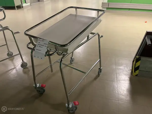 Vauvansängyn runko patjalla (nro 105) tila DP Käytävä