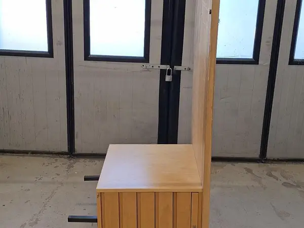 Pöytä laatikostolla