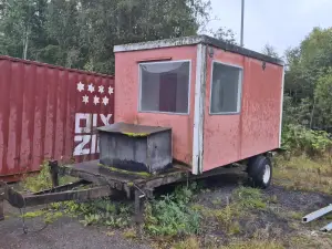 Traktorivetoinen kärry lasikuitukopilla