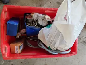 Sekalaisten LVI-, kaasu- ja sähkötarvikkeita mm. painemittari,paineilmaletkut nro KH133