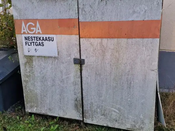 Kaasupullokaappi pulloineen