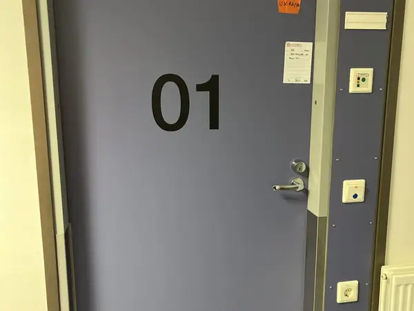 Äänieriste- ja palo-ovi (nro 65) tila E2 Dialyysi 020b