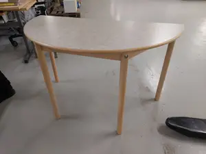 Puolipyöreä pöytä harmaa L 60cm, P 120cm, K 72cm