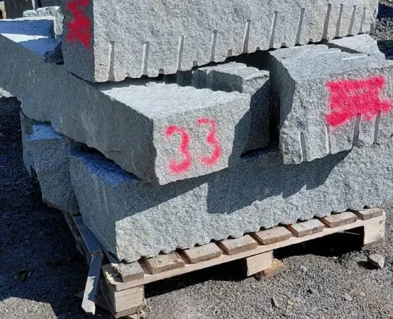 Kurun harmaata graniittia ns. "RÄÄPPIKIVEÄ" Erä 33 eurolavalla