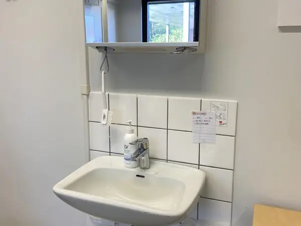Allas ja hana + peilikaappi (nro 182) tila F2 Yhtymähallinto 031