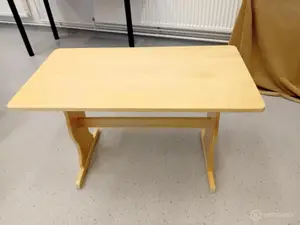 Puinen pöytä