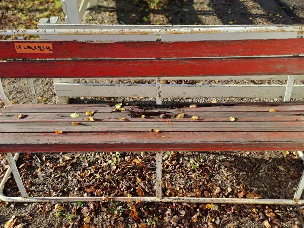Ulkoleikkipuiston metallirynkoinen penkki U5