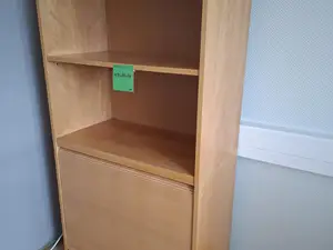 Kirjahylly rulokaapilla