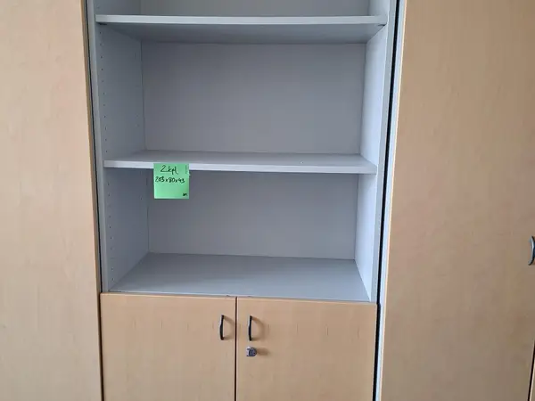 Kirjahylly kaapilla Isku