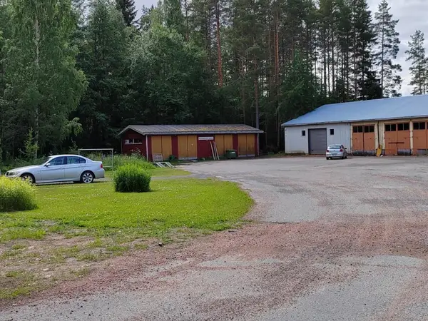 Hirsirakenteinen omakotitalo ja kaksi varasto/hallirakennusta, Kihniö