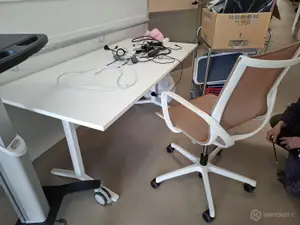 Pieni kokouspöytä ja 4 tuolia