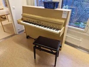 Fazer piano ja jakkara (nro 178) tila 1. Sali