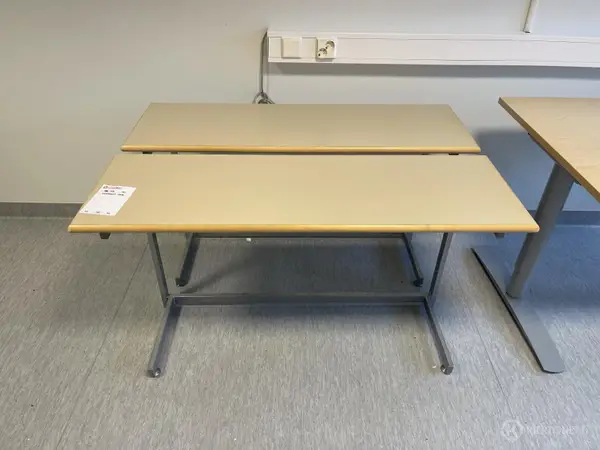 Sivupöydät 2 kpl (nro 256) tila E1 Röntgen 185