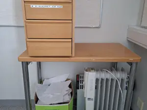 Pieni sivupöytä lokerolla