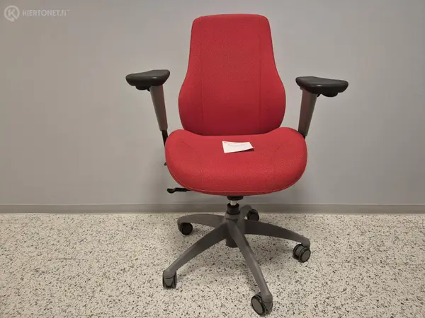 Isku punainen työtuoli (nro 6) tila S2 Aula