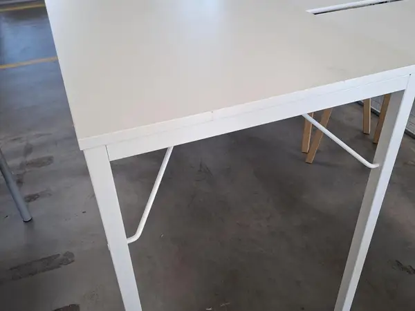 Korkea pöytä