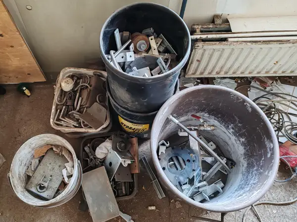 Kokoelma teollisuus- ja metalliromua, kuten kiinnikkeitä, kulmarautoja, laippoja. nro UV3 32