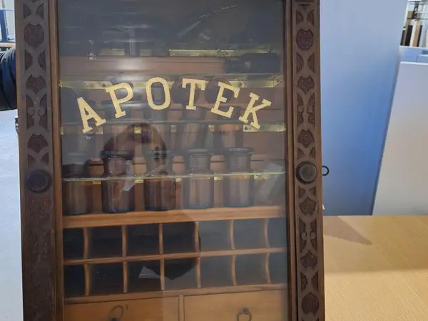 Antiikkinen lääkekaappi (nro 277) tila Tila 1