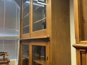 Korkea antiikkinen vitriinikaappi (nro 405) tila H Erä 5