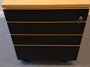 Laatikosto pyörillä (nro 124/48)