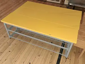 Kolme kenkätelinepenkkiä
