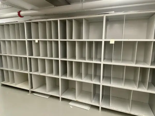 Käytöstä poistettu käytetty kiinteä arkistohylly / varastohylly
