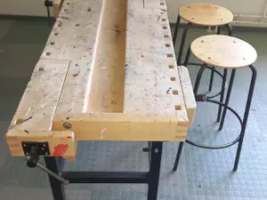 Höyläpenkki ja 2 jakkaraa