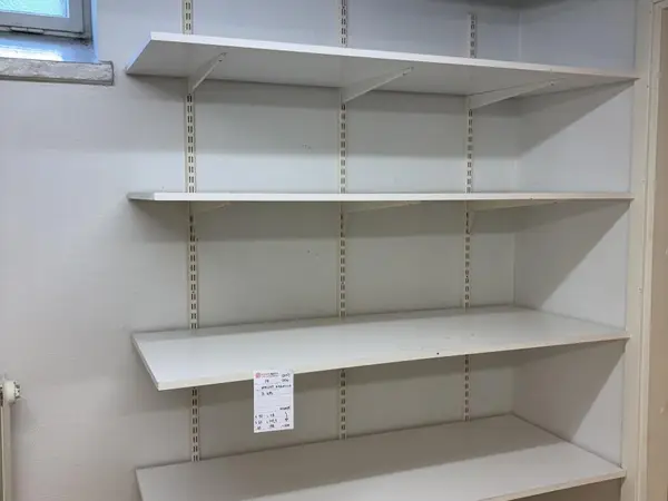 Hyllyt kiskoilla 3kpl (nro 17) tila 0.krs 006
