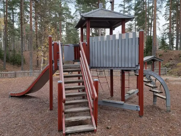 Hausjärven kunta myy Pöllöpuiston kalustusta, Kiipeilyliukumäki, Ryttylä