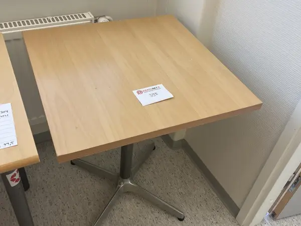 Pienet pöydät 2kpl (nro 398) tila D1 Leikkaussalit 304