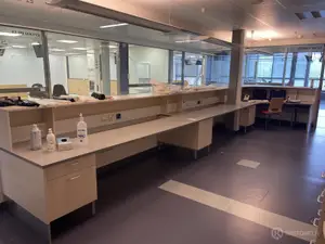 Toimiston pöytälinjasto (nro 109) tila E2 Dialyysi 174