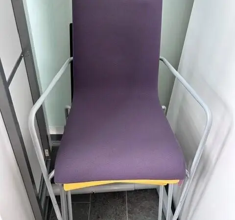 Lilanväriset neuvottelutuolit