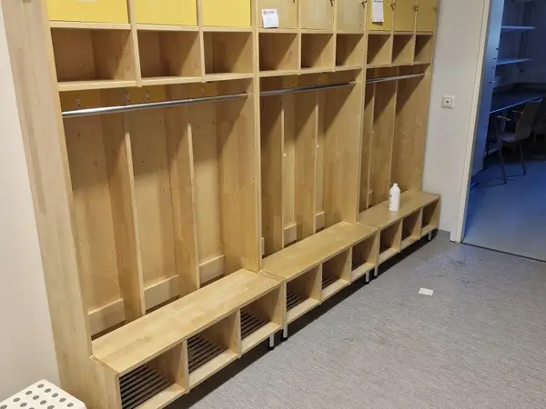 Lasten vaatenaukalot 2kpl (nro 44) tila 1. Aula 1