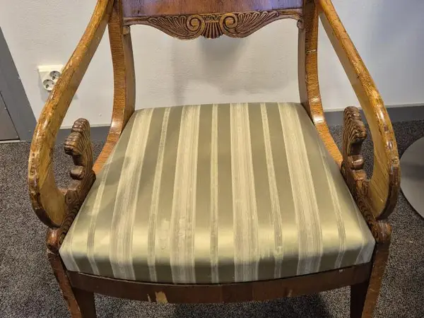 Biedermeier-tyylinen puinen nojatuoli (nro 68) tila H Erä 4
