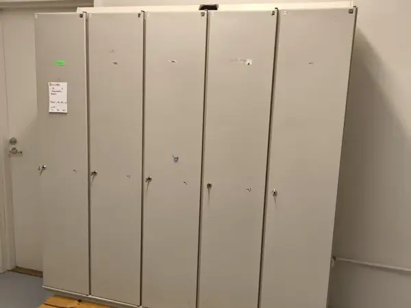 Pukukaappi ja penkki (nro 170) tila 1. Huone 21