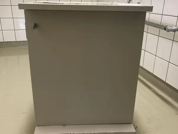 Kaappi pyörillä (nro 121) tila D1 Leikkaussalit 032