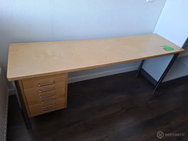 Pitkä kapea sivupöytä lokerikolla