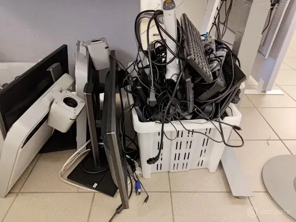Kannettavia tietokoneita, elektroniikkaromua