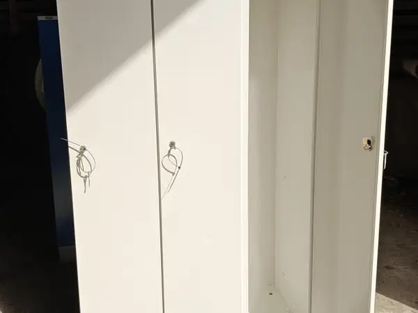 Metallinen pukukaappi