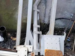 Teräsosat, mahdollisesti halli nosturin rungosta. nro KH49