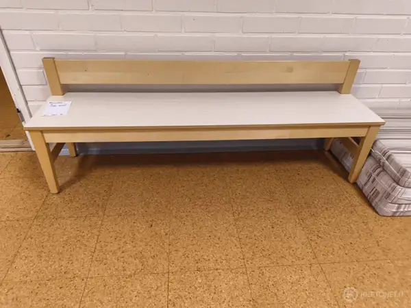 Lasten penkki (nro 106) tila 1. Huone 12