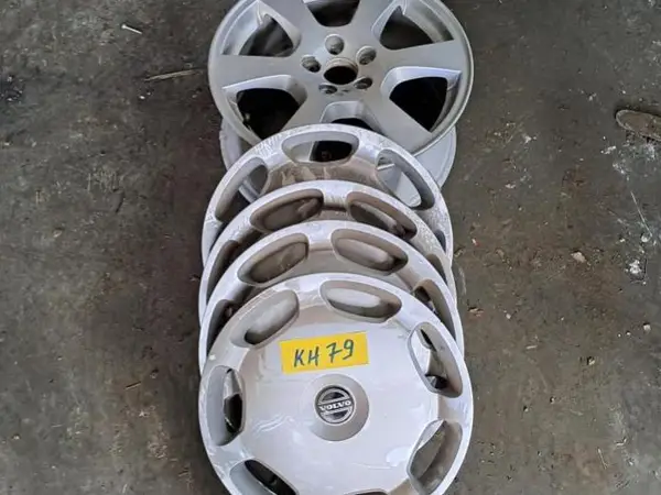 Volvon alkuperäiset OEM-pölykapselit, etumaski ja Volvo XC vanne. nro KH79