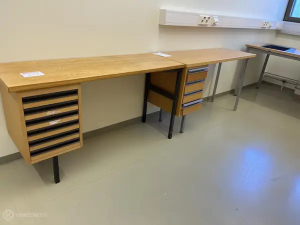 Työpöydät laatikoilla 2 kpl (nro 223) tila E2 Kuulokeskus 138B