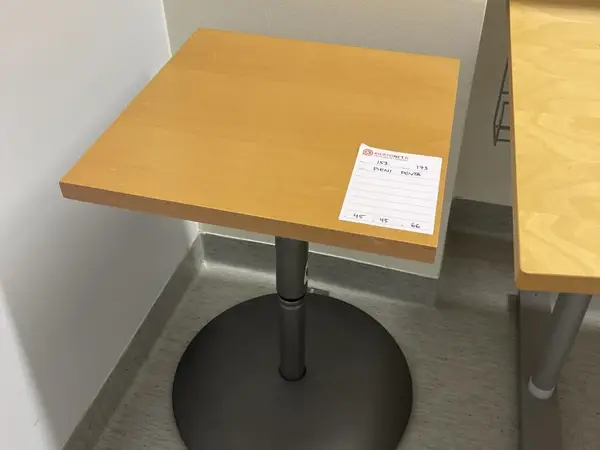 Pieni pöytä (nro 153) tila E2 Dialyysi 173